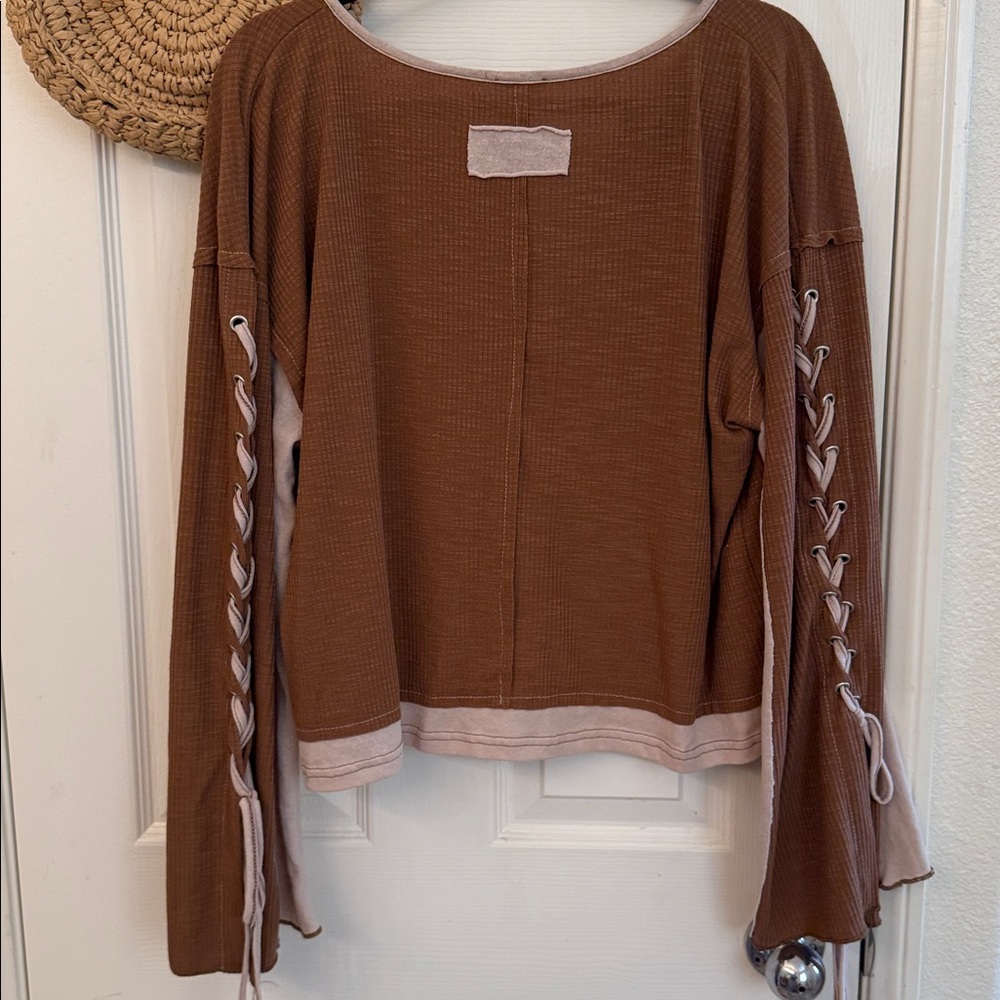 #71 POL Contrasting Color
Block Ribbed Top with Lace up Sleeve - Picture 8 of 9